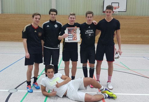 Das Team "Black & White" aus der Q2 verteidigte seinen Vorjahrestitel erfolgreich.