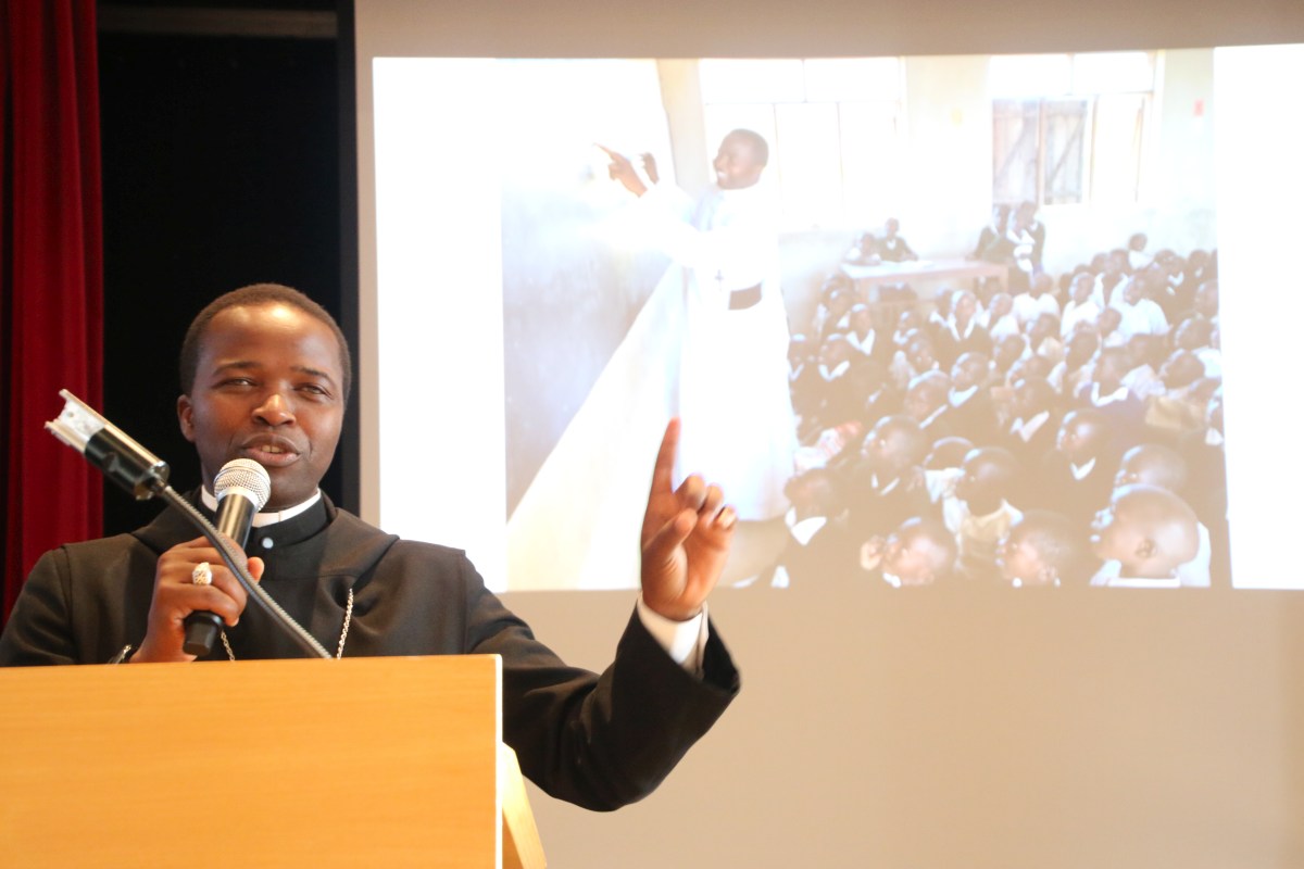 Abt Pambo Mkorwe zu Besuch in unserer Schule 2018 11 12 AbtPambo7