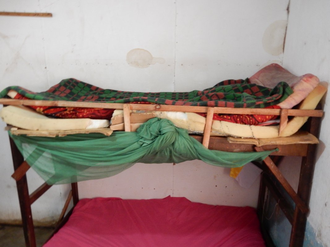 zerschlissene Matratzen, schimmelige Wände